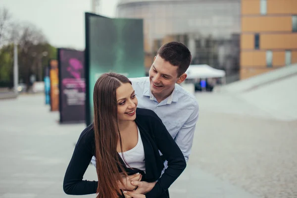 Adorável casal abraçando na rua — Fotografia de Stock