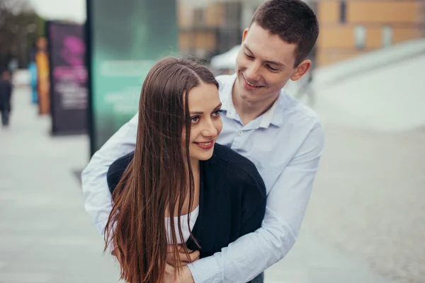 Preciosa pareja abrazándose en la calle —  Fotos de Stock