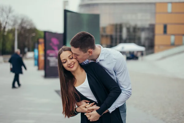 Schönes Paar, das sich auf der Straße umarmt — Stockfoto
