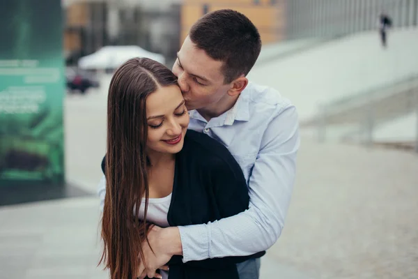 Прекрасная пара обнимается на улице — стоковое фото