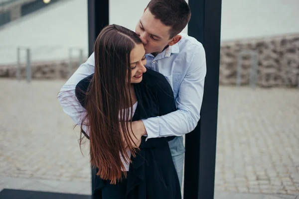 Adorável casal abraçando na rua — Fotografia de Stock