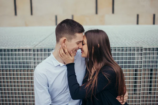 Encantador casal sentado no fundo do parque — Fotografia de Stock