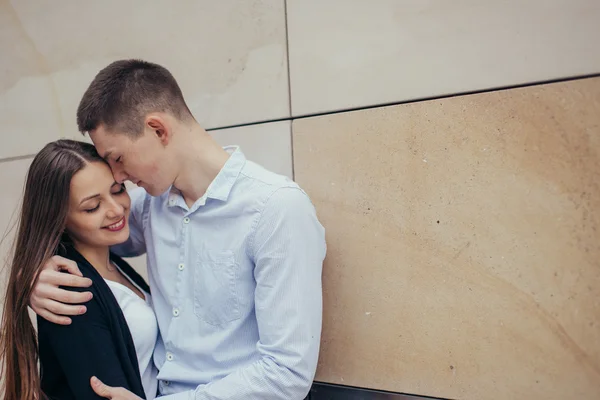 Adorável casal abraçando na rua — Fotografia de Stock