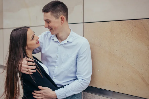 Adorável casal abraçando na rua — Fotografia de Stock