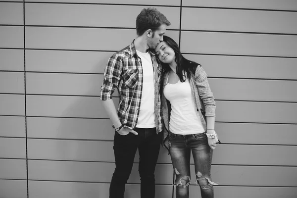 Adorável casal abraçando na rua — Fotografia de Stock