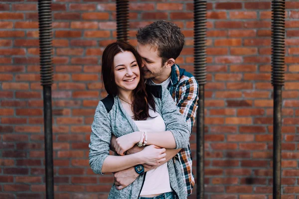 Güzel çift sokakta sarılma