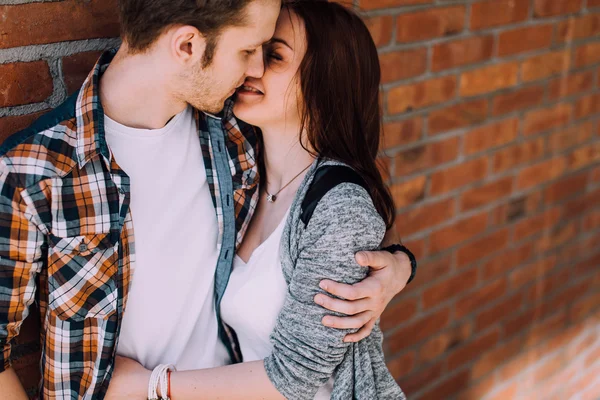 Güzel çift sokakta sarılma