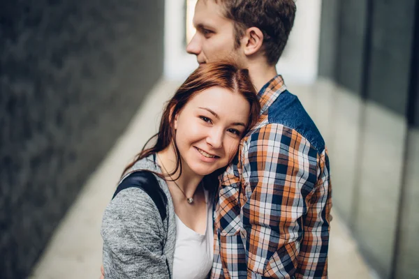 Adorável casal abraçando na rua — Fotografia de Stock