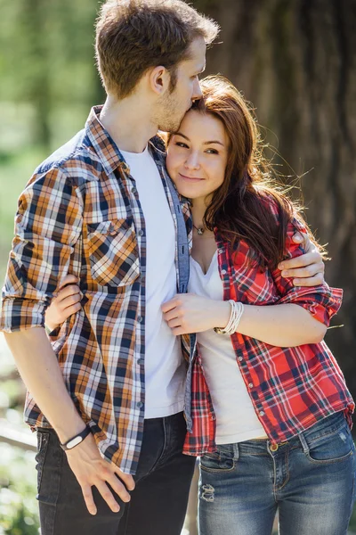 Preciosa pareja de pie en la calle y besándose —  Fotos de Stock