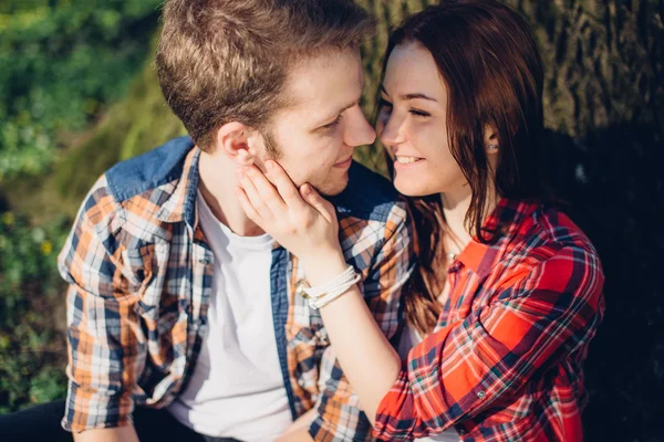 Park arka planda oturan güzel Çift