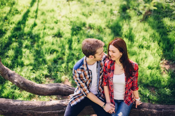 Preciosa pareja sentada en el fondo del parque — Foto de Stock