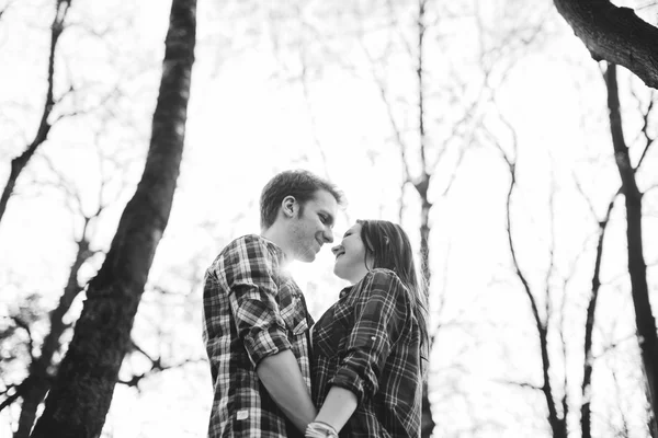 Güzel çift ayakta sokakta ve öpüşme