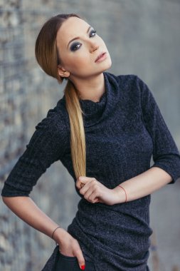 Sokakta duran genç kadın