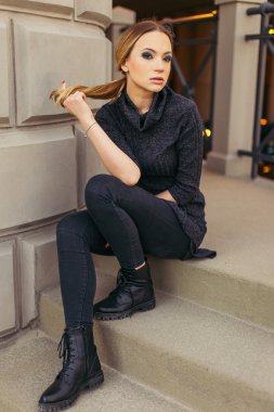 Gün batımı ile merdivenlerde oturan kadın