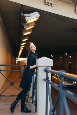 Işıkları ile sokakta duran genç kadın