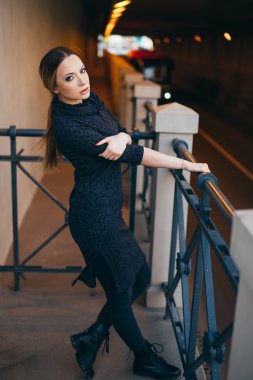 Işıkları ile sokakta duran genç kadın