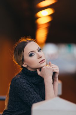 Işıkları ile sokakta duran genç kadın