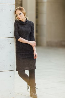 Sokakta duran genç kadın