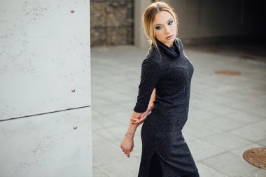 Sokakta duran genç kadın