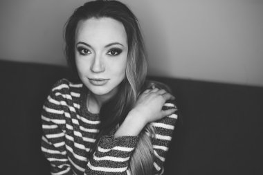 Beyaz arka planda duran genç kadın.