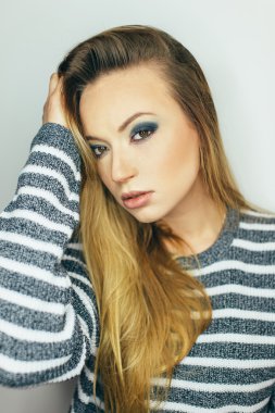 Beyaz arka planda duran genç kadın.