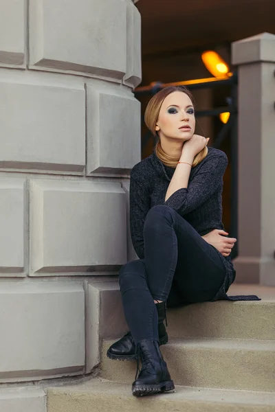 Frau sitzt bei Sonnenuntergang auf der Treppe — Stockfoto