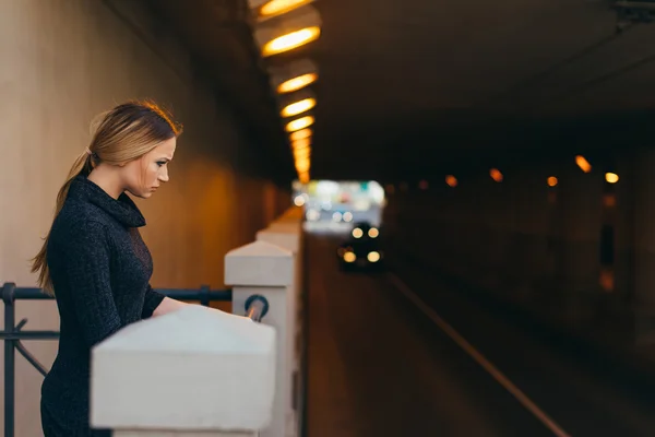 Ung kvinna som står på gatan med ljus — Stockfoto