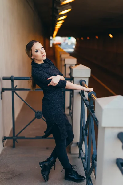 Jeune femme debout dans la rue avec des lumières — Photo