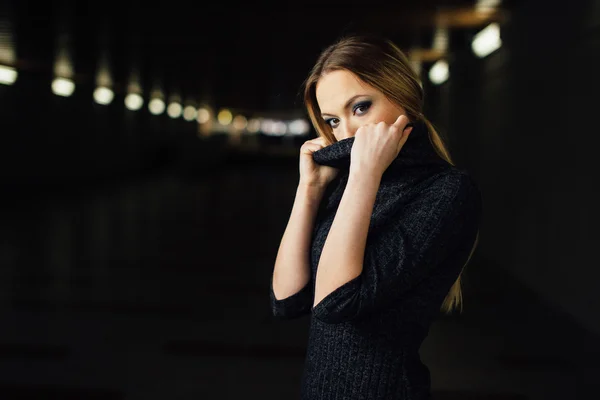 Işıkları ile sokakta duran genç kadın