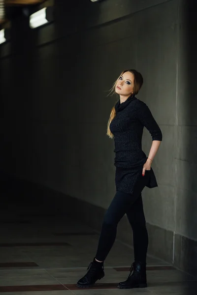 Jeune femme debout dans la rue avec des lumières — Photo