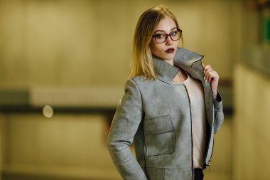 Genç kadın üzerinde park line daimi