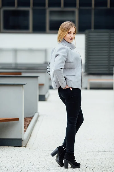 사무실 건물 앞에 서 있는 젊은 여자 — 스톡 사진