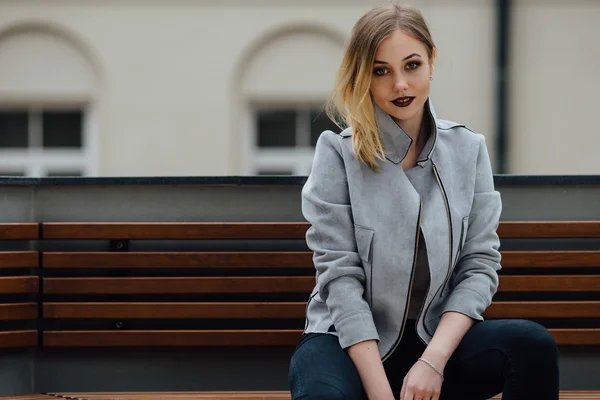 Jeune femme assise sur le banc devant les fixations — Photo