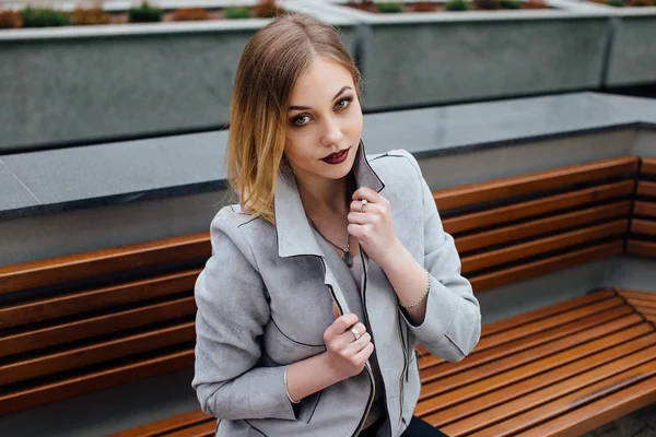 Jeune femme assise sur le banc devant les fixations — Photo