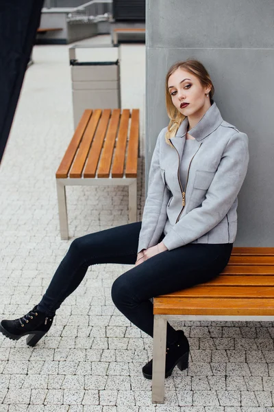 Jeune femme assise sur le banc devant les fixations — Photo