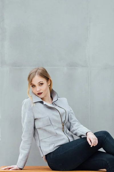 Jeune femme assise sur le banc devant les fixations — Photo