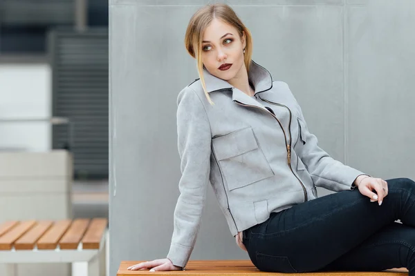 Jeune femme assise sur le banc devant les fixations — Photo