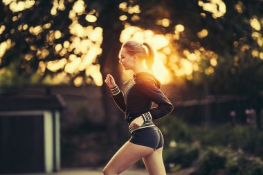 Park arka plan üzerinde çalışan güzel kız