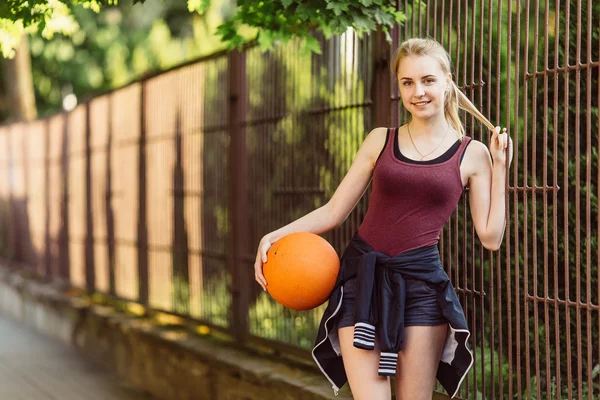Sportos lány kosárlabda labdát állandó — Stock Fotó