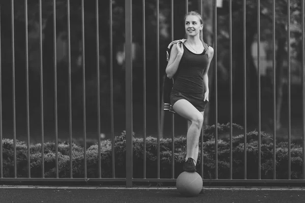 Fille sportive debout avec ballon de basket — Photo