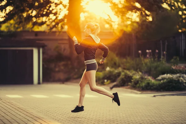 Jolie fille courant sur le fond du parc — Photo