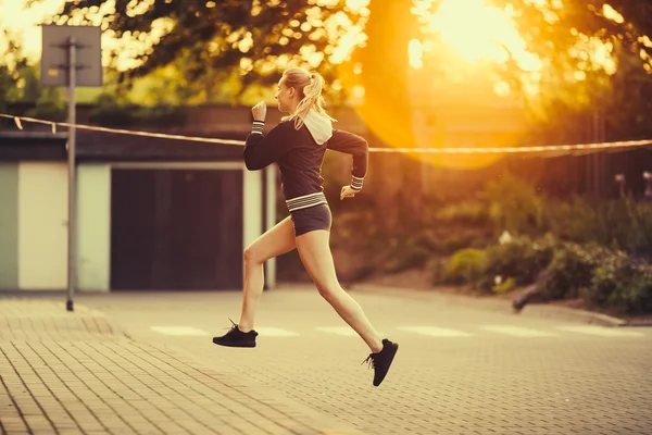 Chica bonita corriendo en el fondo del parque — Foto de Stock