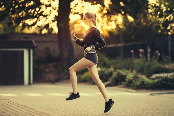 Jolie fille courant sur le fond du parc — Photo