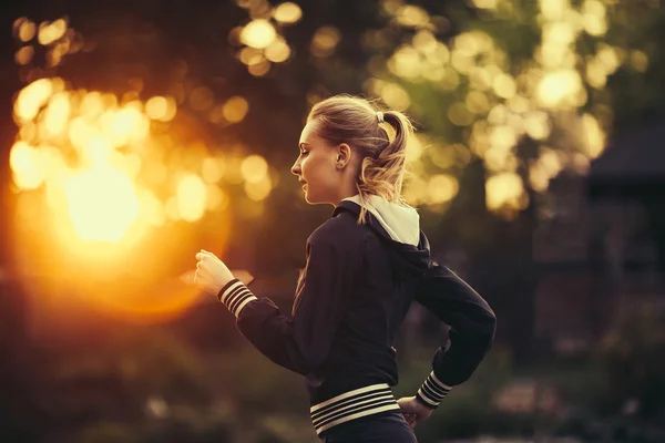 Jolie fille courant sur le fond du parc — Photo