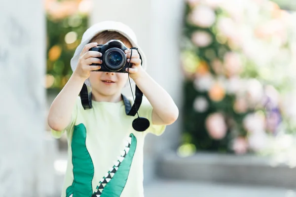 Jeune garçon prenant des photos de beau fond d'été — Photo