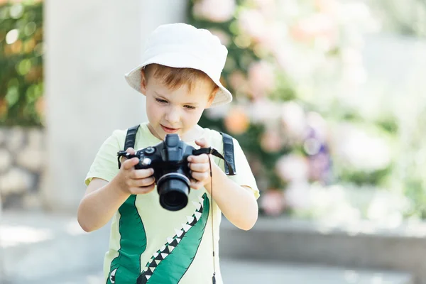 Jongen met foto's van mooie zomerse achtergrond — Stockfoto