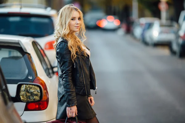 Bella giovane donna che cammina per strada con le auto — Foto Stock