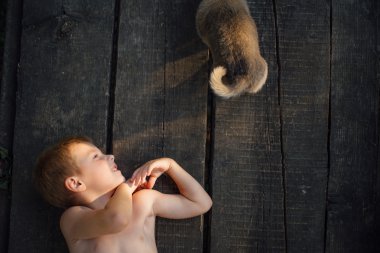 Güzel bir çocuk üstünde belgili tanımlık yer ve gülümseme yalan