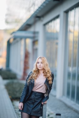 Arabalar sokakta yürüyen genç ve güzel kadın