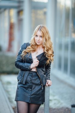 Arabalar sokakta yürüyen genç ve güzel kadın